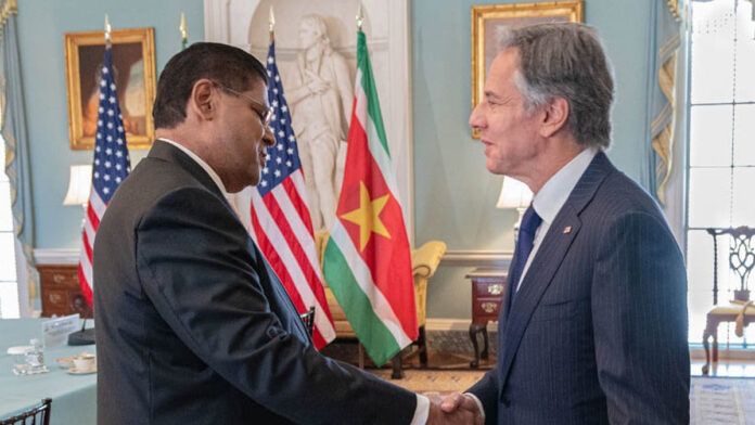 President Santokhi en minister Anthony Blinken bespreken relatie Suriname en VS