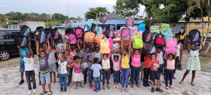 1 voor 12 voorziet meer dan 100 kinderen van schooltassen 