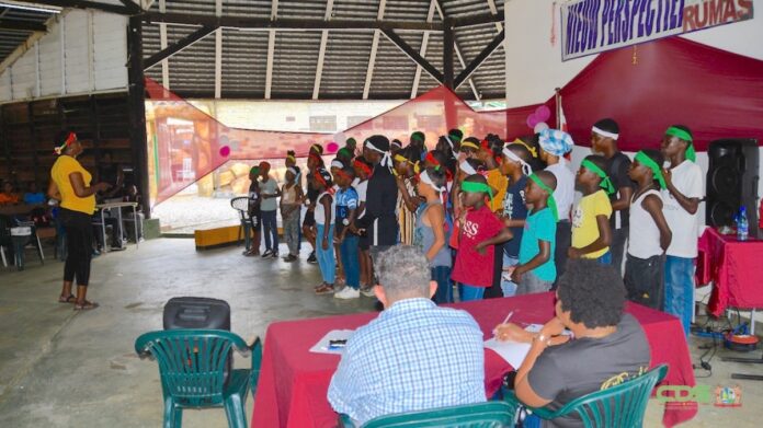 Feestelijk afsluiting vakantieschoolproject in Suriname