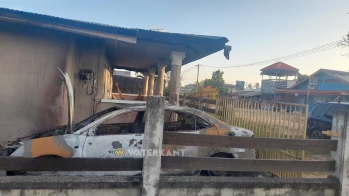 Flinke schade nadat auto bij vakantiewoning in brand vliegt