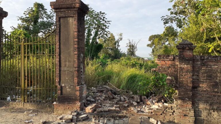 'Racende auto beschadigt muur historische Oranjetuin begraafplaats'