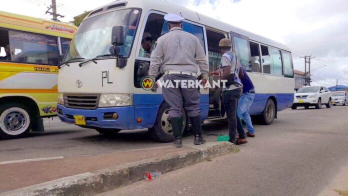 Illegale PL bus aan de kant gezet door de politie