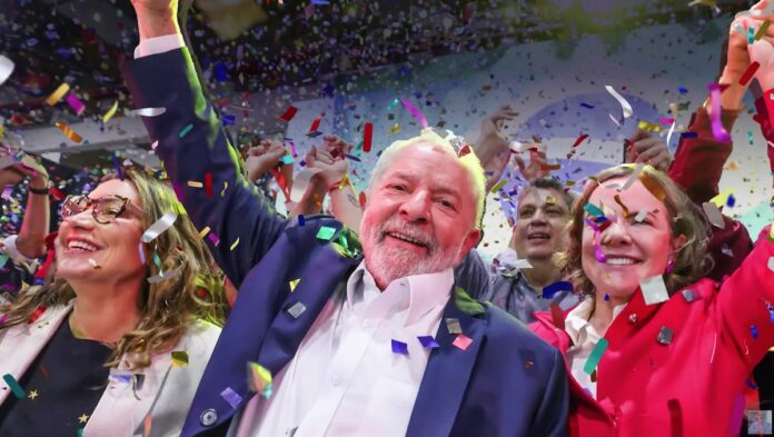 Lula (77) wint verkiezingen en wordt weer president van Brazilië