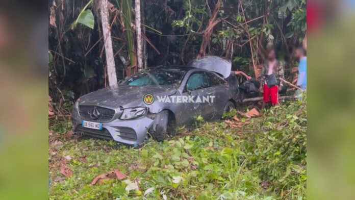 Franse Mercedes coupé van de weg geraakt bij Moengo