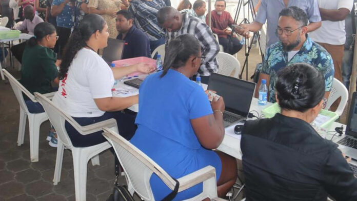 Verplichte registratie ambtenaren in Suriname van start
