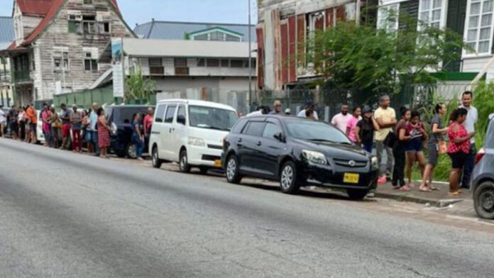 Surinamers in de rij voor kaartjes show Roué Verveer in Paramaribo