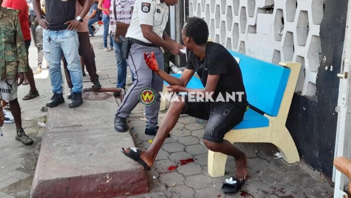 Man loopt steekwond op bij vechtpartij in centrum Paramaribo