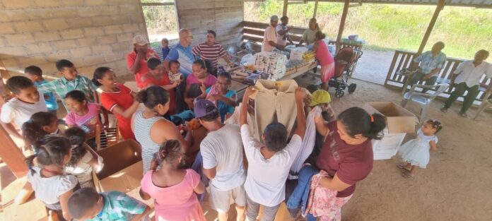 Inheems dorp Tibiti krijgt spullen van Stichting 1 voor 12