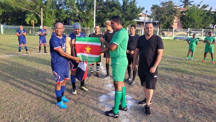 Veteranen voetbalvereniging uit Suriname bezoekt Dominicaanse Republiek