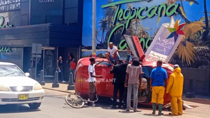 Auto op z’n zij na eenzijdig ongeval in centrum Paramaribo
