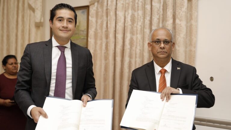 Suriname en IDB tekenen leningsovereenkomsten