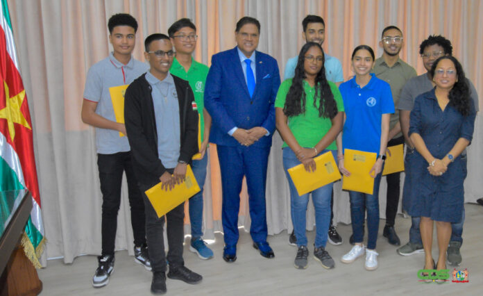 Robotics Team Suriname ontvangt persoonlijke felicitaties president