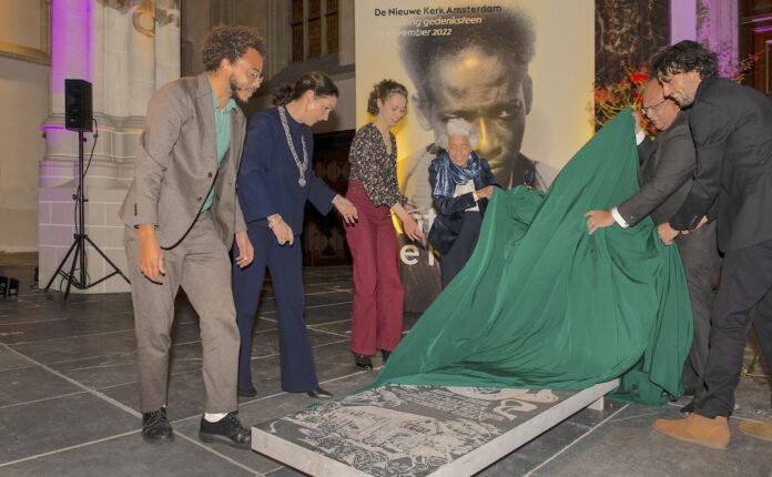 Ambassadeur van Suriname onthult gedenksteen Anton de Kom in De Nieuwe Kerk Amsterdam