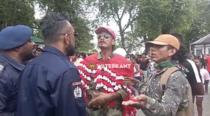 VIDEO: Inheemsen protesteren bij presidentieel paleis Suriname