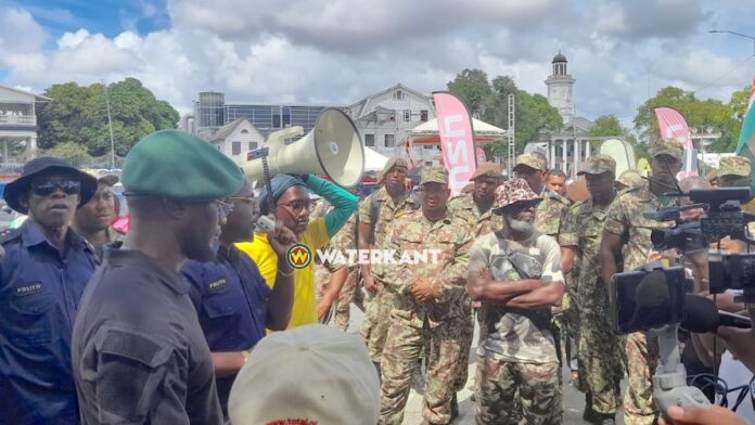 VIDEO: Militairen voeren actie bij parlementsgebouw Suriname
