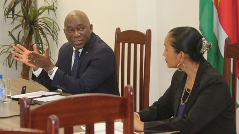 Justitie minister Amoksi op werkbezoek bij Openbaar Ministerie Suriname