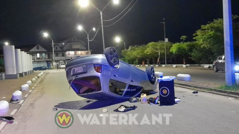 Auto over de kop geslagen bij Revoplein; bestuurder beroofd door ‘helpers’