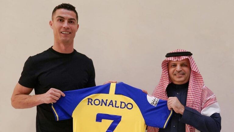 Cristiano Ronaldo naar Saoedi-Arabische Al Nassr; ontvangt hoogste voetbalsalaris in geschiedenis