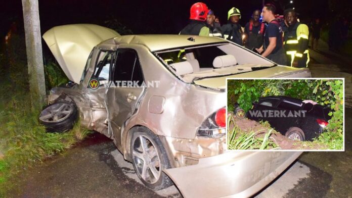 Bestuurder bekneld na aanrijding, andere auto met kindjes in goot
