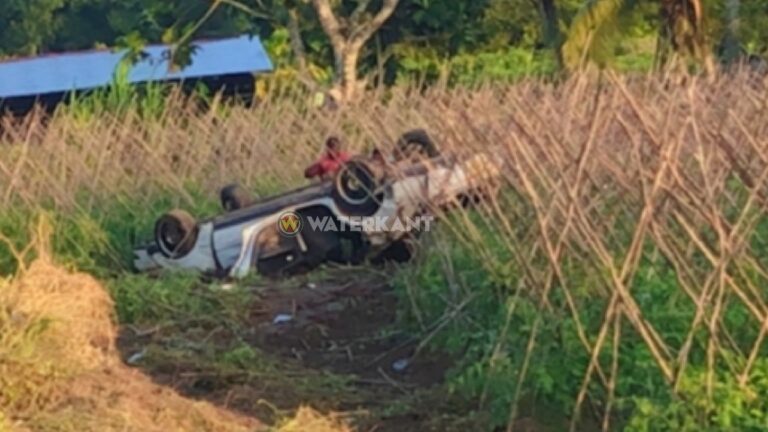 Auto over de kop Wayamboweg, meerdere gewonden