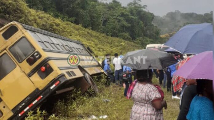 Bus met schoolkinderen belandt op z'n zij: meer dan acht gewonden