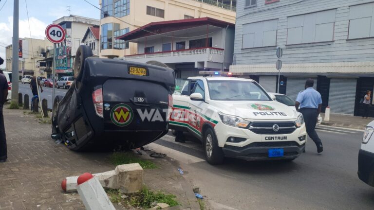 Auto over de kop bij aanrijding in binnenstad Paramaribo; meerdere gewonden
