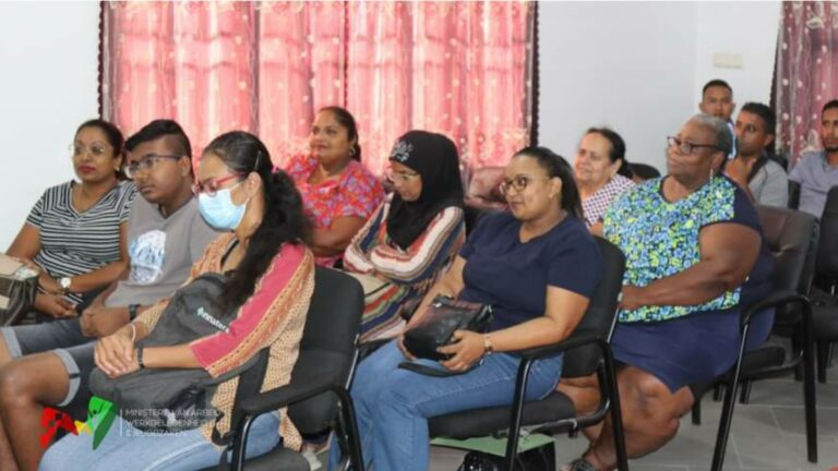 Dertien vrouwen van Leidingen krijgen vervolgtraining Textiele Werkvormen