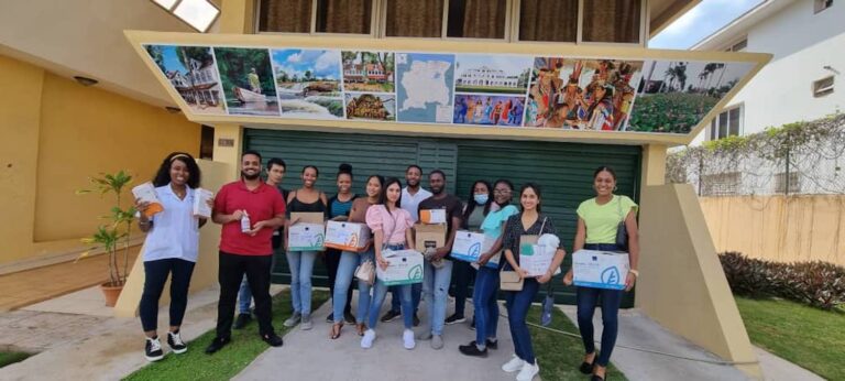 Surinaamse studenten in Cuba krijgen goederen van Volksgezondheid