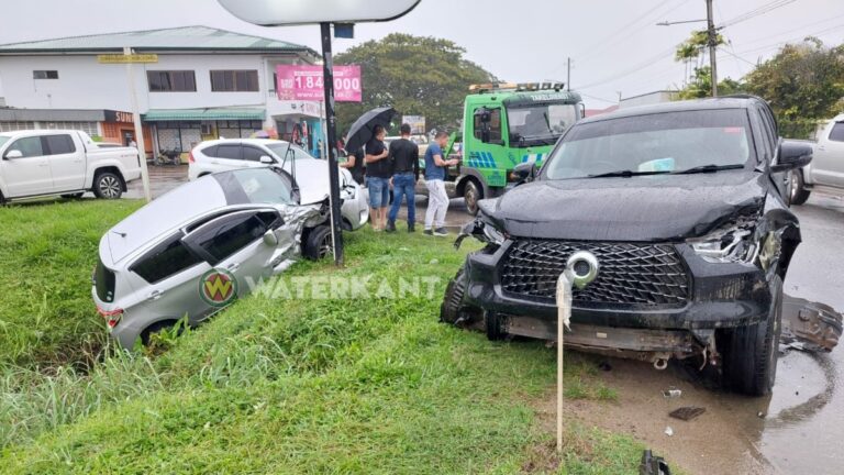Zware schade bij aanrijding tussen drie voertuigen in Paramaribo-Noord