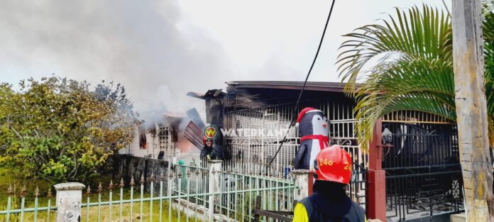 Buurman slaat alarm om woningbrand: huis compleet verwoest