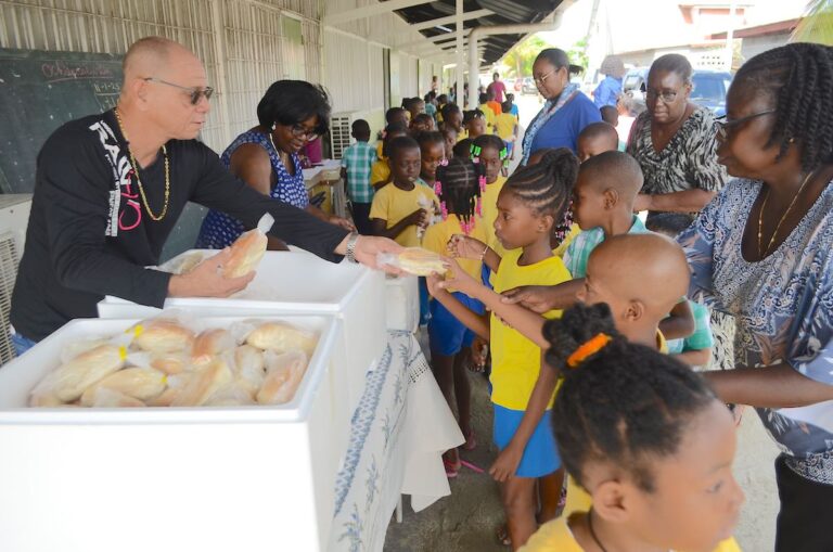 Stichting 1 voor 12 maakt schoolkinderen blij met broodje