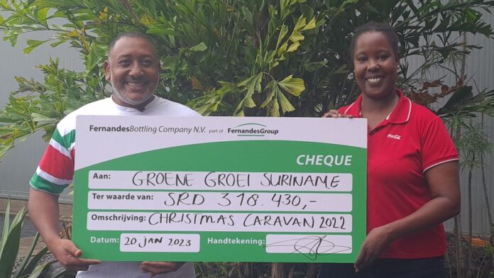 Donatie Coca-Cola aan Groene Groei Suriname voor project kansarme kinderen