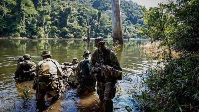 Jungletraining Nederlandse militairen in Suriname