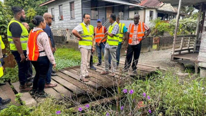 Minister Nurmohamed oriënteert zich bij lopende projecten in Paramaribo