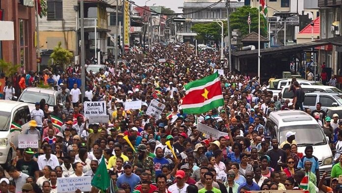 Massa protestactie in Suriname