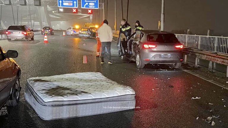 Kettingbotsing op snelweg veroorzaakt door matras