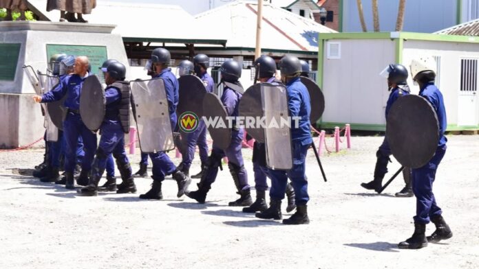 Mobiele Eenheid van de Surinaamse politie.