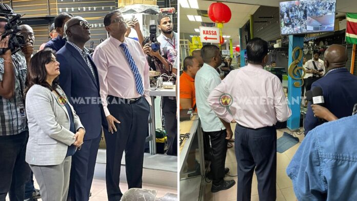 President en ministers bezoeken getroffen winkeliers