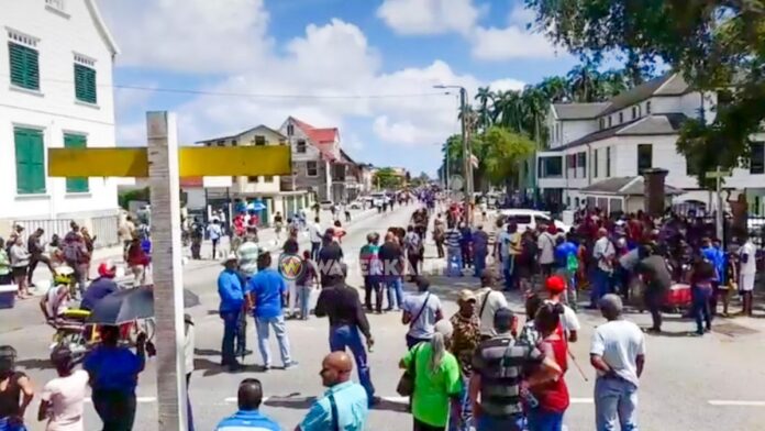 protestactie-rond-onafhankelijkheidsplein-paramaribo