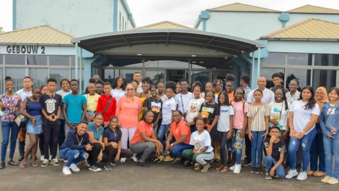 Jongeren krijgen voorlichting over het rechtssysteem in Suriname