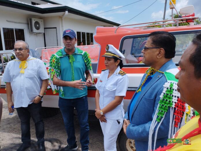 Surinaamse regering draagt ambulanceboot over aan dc Apoera