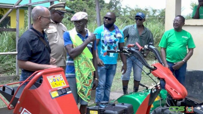 Landbouwers Boven-Suriname ontvangen equipment