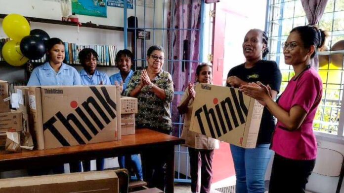 Staatsolie doneert 50 computers aan VOJ-scholen in Saramacca