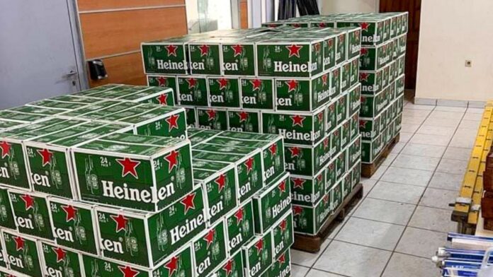 Uit Frans-Guyana gesmokkelde Heineken onderschept in winkelgebouw Papatam