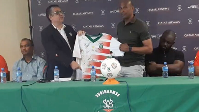 Aron Winter officieel gepresenteerd als bondscoach van Suriname