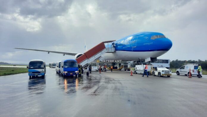 KLM toestel vast nabij landingsbaan in Suriname vanwege klapband