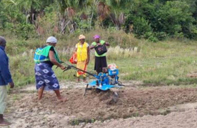 Donatie van machines aan landbouwers uit Boven Suriname