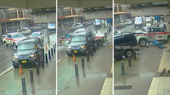 VIDEO: Prowagen ramt stilstaande auto en rolluik handelszaak