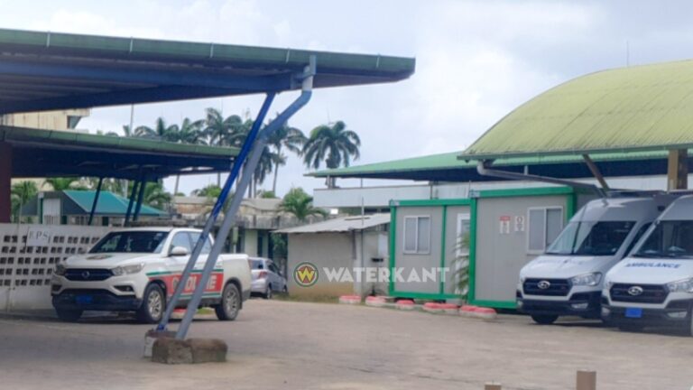 politie-bij-academisch-ziekenhuis-paramaribo