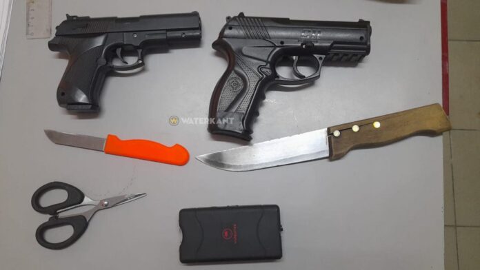 Onderzoek op school: gaspistolen, messen en stroomstootwapen gevonden